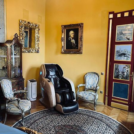 Classic Love Story In Old Cluj I Luaran gambar