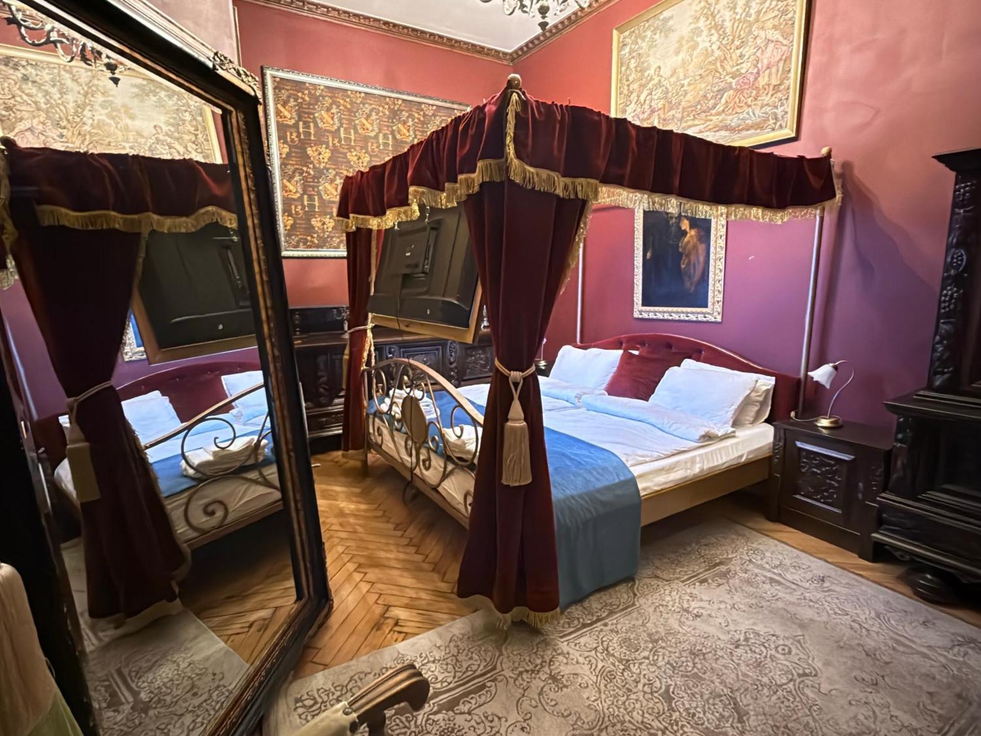 Classic Love Story In Old Cluj I Luaran gambar